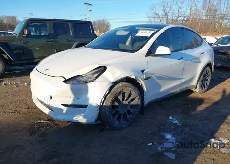 2022 Tesla Model Y Long Range Dual Motor All-Wheel Drive z USA, uszkodzony, nr VIN 7SAYGDEE4NF445847